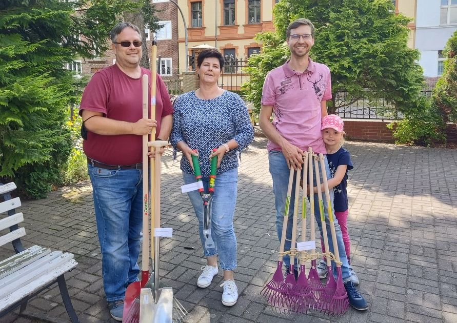 Übergabe beschaffter Gartengeräte für die Kleinen Spreeperlen